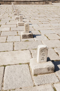 The cobbled plaza of the Injeongjeon throne hall. von Tom Hanslien