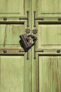 Green locked door. by Tom Hanslien