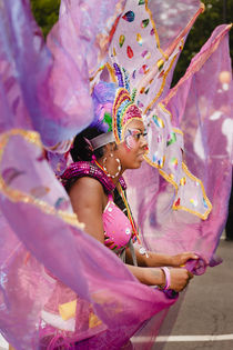 Purple Lady at the Notting Hill Carnival. von Tom Hanslien