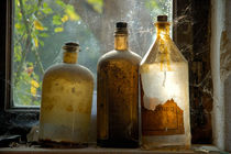 Nostalgie - drei alte verstaubte Glasflaschen am Fenster von Matthias Hauser