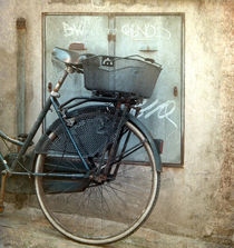Bicycle waiting in Florence von artskratches
