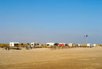 Caravans parked on beach von Sami Sarkis Photography