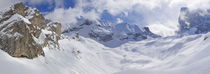 Snowy mountains and valley in winter von Sami Sarkis Photography
