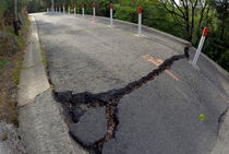 Cracks on countryside road after ground slippage  von Sami Sarkis Photography