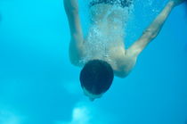 Teenage boy diving in pool von Sami Sarkis Photography