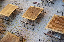 Empty seats and tables von Sami Sarkis Photography