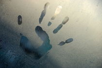 Handprint on foggy window von Sami Sarkis Photography
