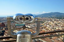 Binoculars overlooking Florence cityscape von Sami Sarkis Photography