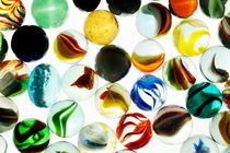 Multi-colored marbles von Sami Sarkis Photography