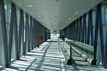 Empty corridor at Airport von Sami Sarkis Photography