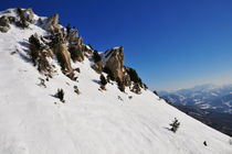 Snowy mountain range and valley von Sami Sarkis Photography
