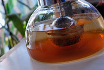 Tea infusing in teapot von Sami Sarkis Photography