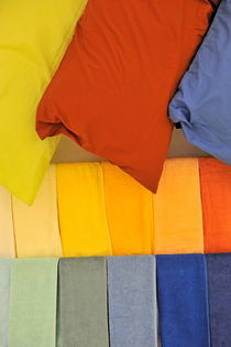 Towels and pillow cases in assortment of colours von Sami Sarkis Photography