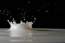 Drop of milk splashing von Sami Sarkis Photography