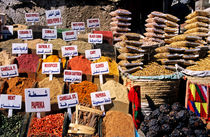 Herbs and spices displayed on stall in bazaar von Sami Sarkis Photography