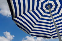 Striped beach umbrella against blue sky von Sami Sarkis Photography