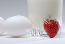 White eggs with glass of milk and strawberry von Sami Sarkis Photography