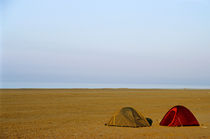 Tents on Piemanson beach von Sami Sarkis Photography