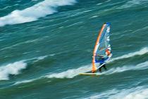 Man windsurfing in sea von Sami Sarkis Photography