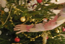 Woman decorating Christmas tree von Sami Sarkis Photography
