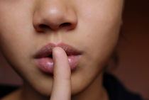 Girl finger on lips von Sami Sarkis Photography