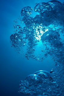 Bubbles and sunlight in Mediterranean Sea von Sami Sarkis Photography