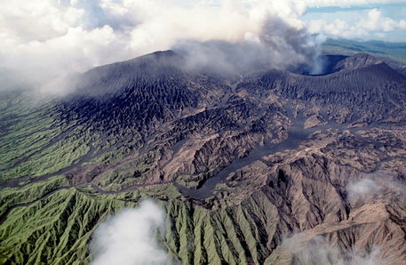 Rm-geology-remote-tropical-vanuatu-volcano-lds112