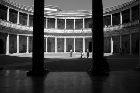Rm-alhambra-columns-courtyard-palace-tourists-adl1644