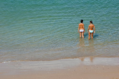 Rm-beach-bikini-friends-girls-sea-wading-brt0638