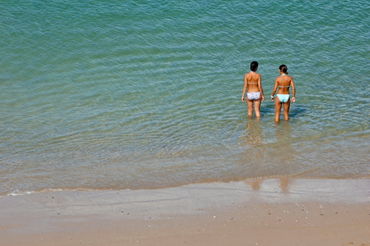 Rm-beach-bikini-friends-girls-sea-wading-brt0638