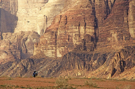 Rf-cliffs-desert-jordan-motorbike-rocks-wadi-rum-jdn134