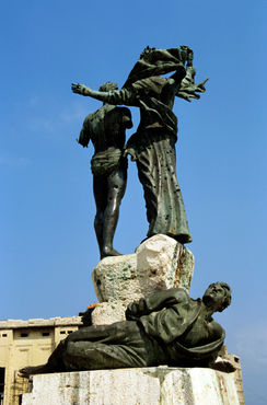 Rf-beirut-holes-martyrs-place-statues-war-torn-lbn020