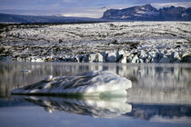 Floating icebergs reflected in the quiet waters of Jokulsarlon von Sami Sarkis Photography