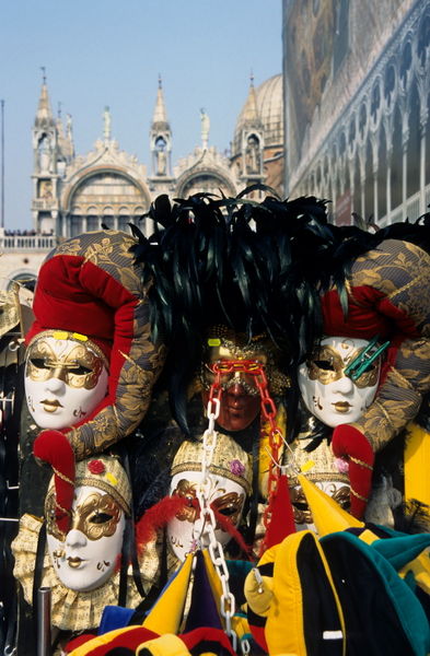 Rm-church-feathers-masks-selling-venice-it069