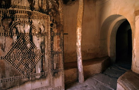 Rm-door-morocco-palace-studded-telouet-arc012