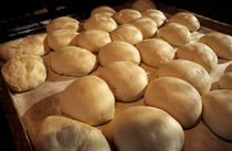 Bread dough resting in preparation of being cooked in a bakery von Sami Sarkis Photography