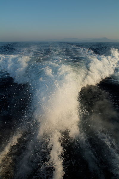 Rf-choppy-giens-rough-sea-speedboat-wake-wave-pro534