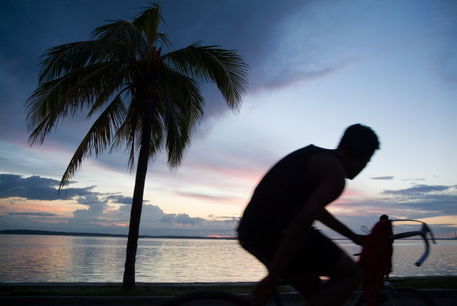Rm-cuba-cycling-man-palm-silhouette-sunset-cub0713