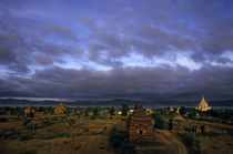 Gawdawpalin Temple and historic pagodas at sunrise along the Irrawady River von Sami Sarkis Photography