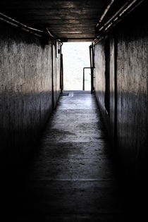 Light at the end of a dark corridor von Sami Sarkis Photography