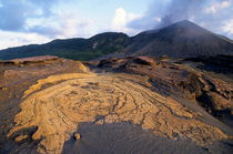 Crusts and ashes around Mount Yasur volcano von Sami Sarkis Photography