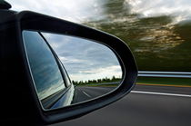 Highway reflected by side-view mirror von Sami Sarkis Photography