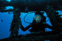 Diver exploring shipwreck von Sami Sarkis Photography