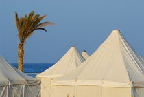 Tents on beach von Sami Sarkis Photography