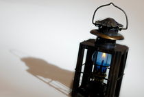 Flame in lantern with shadow von Sami Sarkis Photography