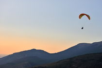 Paraglider flying in tandem at sunset von Sami Sarkis Photography