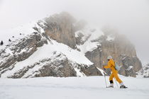 Woman snowshoeing von Sami Sarkis Photography