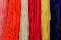 Colorful dyed wool hanging in shop von Sami Sarkis Photography
