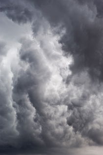 Heavy grey clouds in a stormy sky von Sami Sarkis Photography