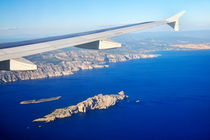 Airplane flying over Calanques of Marseille von Sami Sarkis Photography